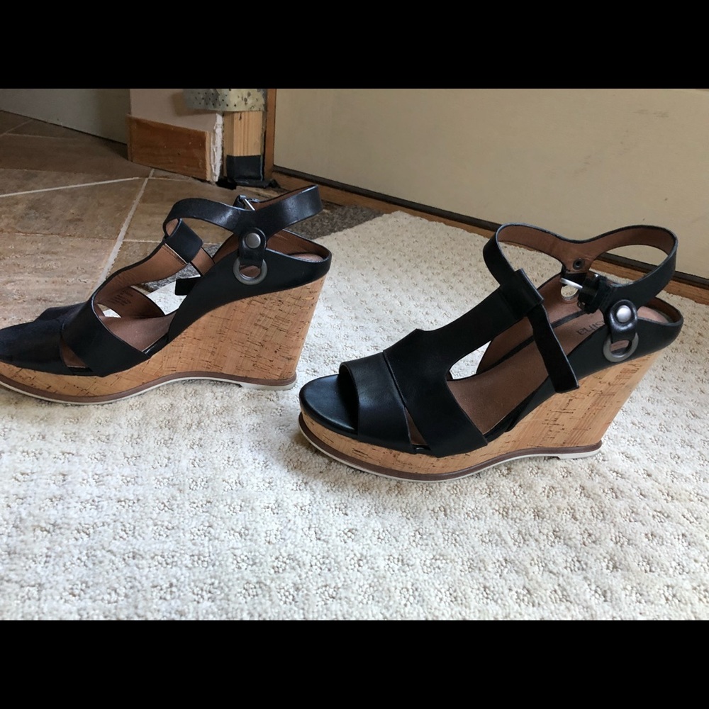 Black wedges
